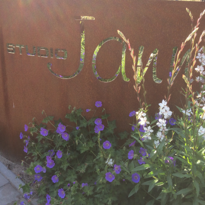 Parkeerplaatsen en toch een mooie voortuin