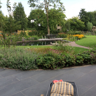 aaneengesloten in elkaar overlopende 2 gezinnen tuin 